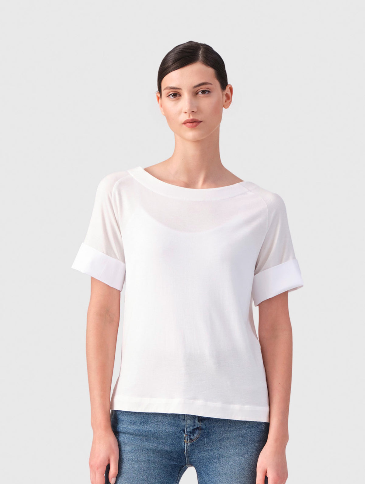 Jersey-T-Shirt mit Bateau-Ausschnitt, Seitenschlitzen und Bündchendetails aus weißer Baumwolle. Dieses Modell ist Teil unserer REBORN-Kollektion und steht für unsere "Zero-Waste-Politik".