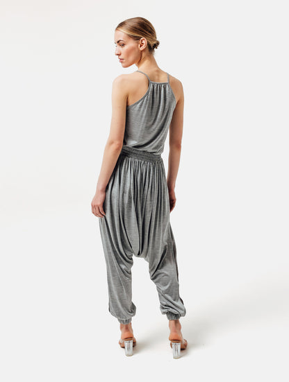 Lockere Sarouelhose aus luxurösem Seidenjersey für hohen Tragekomfort und edlen Look mit seitlichen Schlitzen.