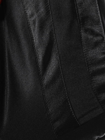 T-Shirt aus Seide mit Details aus 100% Viskose, weiten Ärmeln und geschmackvollen Details an den Schultern