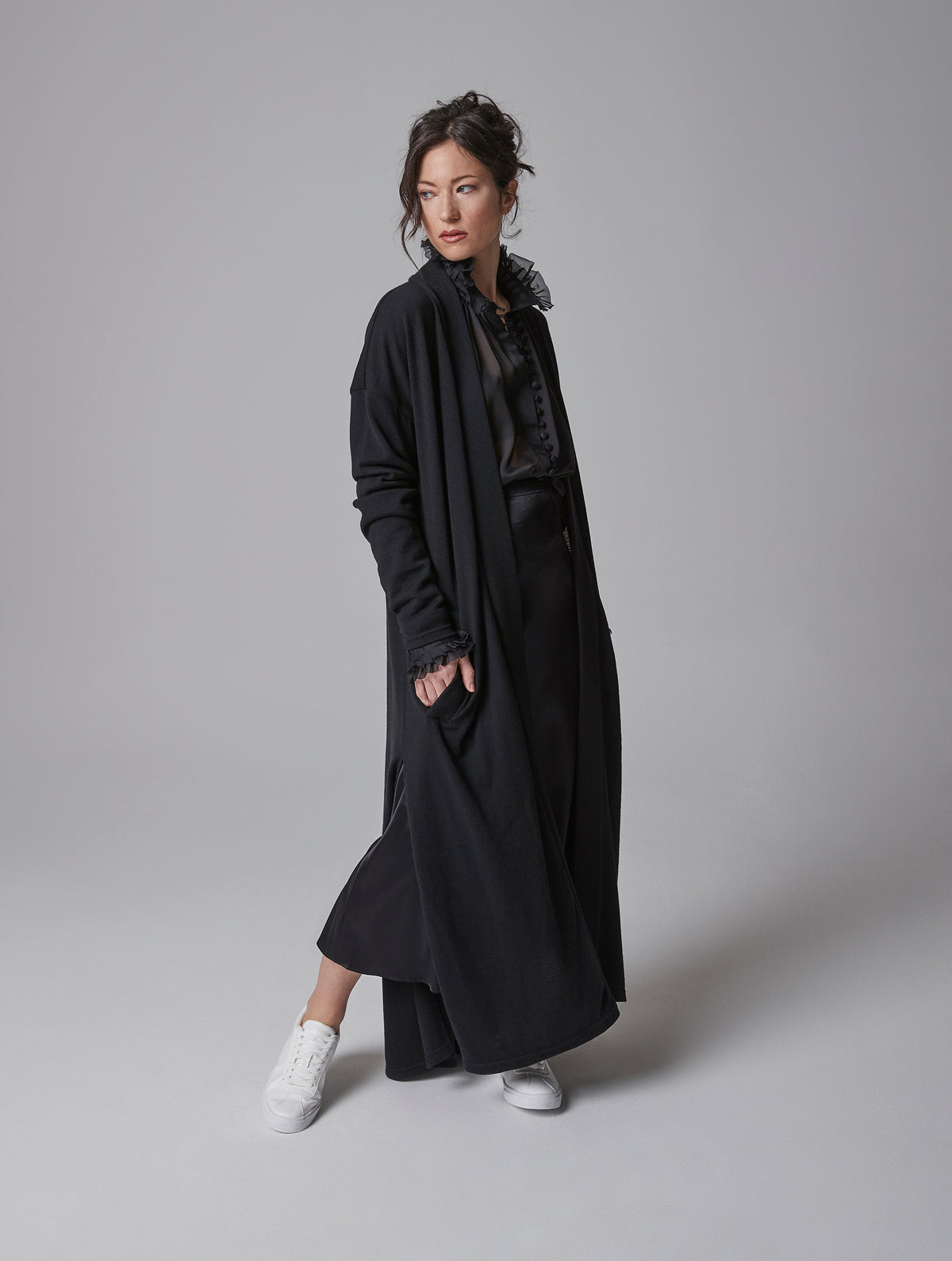 Bodenlanger Strickmantel aus 100% Wolle mit einem schmeichelhaften Schalkragen und praktischen seitlichen Taschen