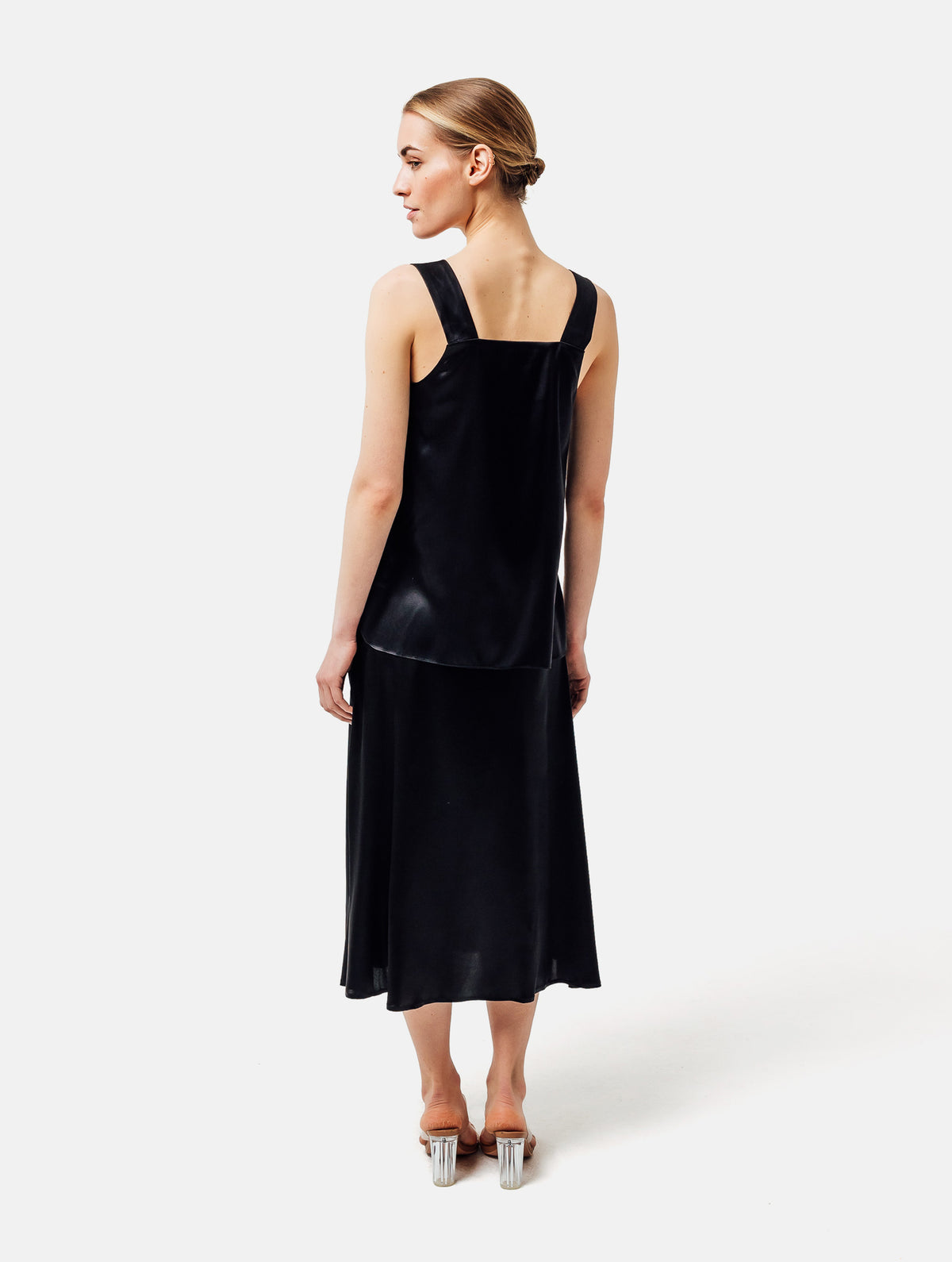 Tanktop aus Seidensatin mit breiten Trägern und Brustabnähern, sowie kleinen Einsätzen am Saumende an den Seitennähten. Dieses Produkt ist Teil unserer Reborn Linie.