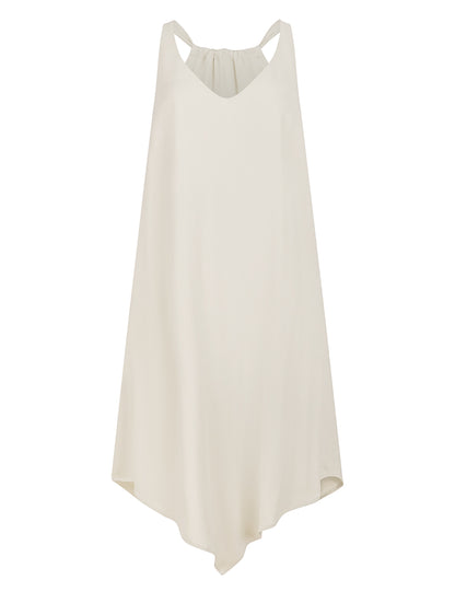 Zeitloses Trägerkleid aus fließender Satinseide mit tiefem V-Ausschnitt und spitz zulaufend für eine raffinierte Silhouette.