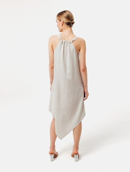 Zeitloses Trägerkleid aus fließender Satinseide mit tiefem V-Ausschnitt und spitz zulaufend für eine raffinierte Silhouette.