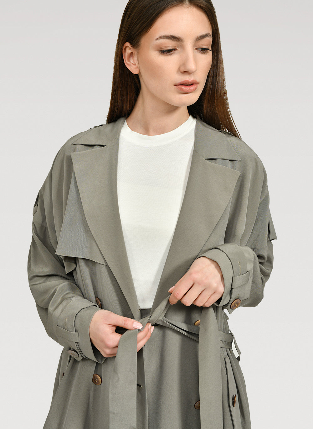 Doppelreihiger Trenchcoat aus 100% Seide, mit Schulter -und Rückencoller und extralangen Schulter- und Manschettenriegel.