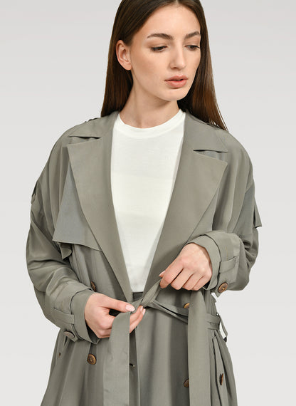 Doppelreihiger Trenchcoat aus 100% Seide, mit Schulter -und Rückencoller und extralangen Schulter- und Manschettenriegel.