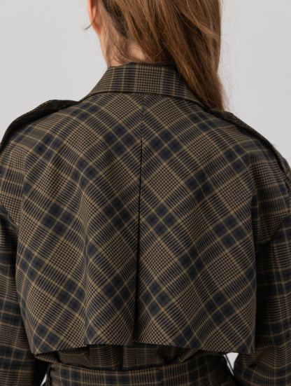 Karierter Maxi-Trenchcoat mit Gürtel und angesetzten Ärmeln mit Ärmelgürteln, sowie Schulterklappen.
