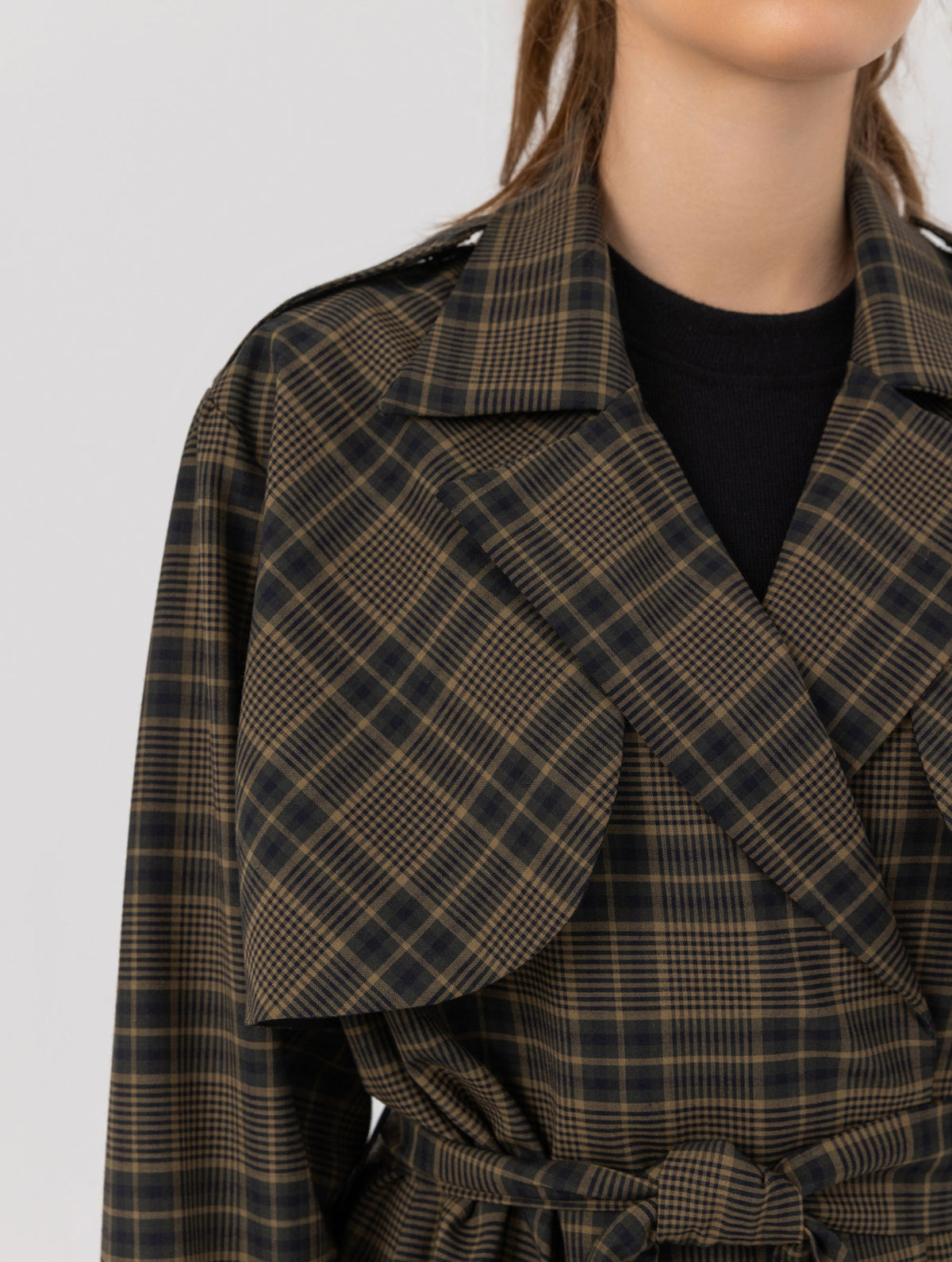 Karierter Maxi-Trenchcoat mit Gürtel und angesetzten Ärmeln mit Ärmelgürteln, sowie Schulterklappen.