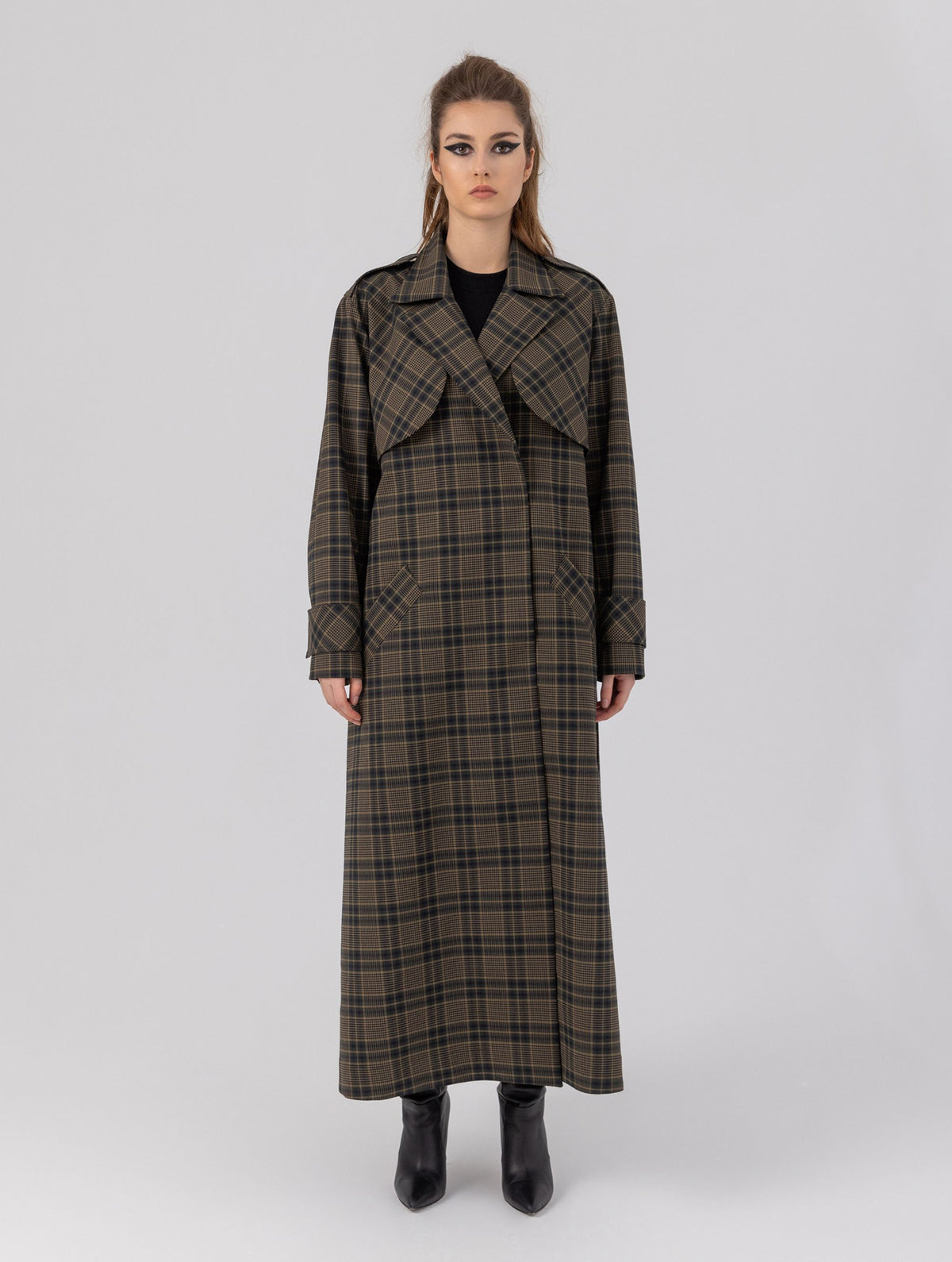 Karierter Maxi-Trenchcoat mit Gürtel und angesetzten Ärmeln mit Ärmelgürteln, sowie Schulterklappen.
