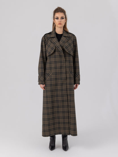 Karierter Maxi-Trenchcoat mit Gürtel und angesetzten Ärmeln mit Ärmelgürteln, sowie Schulterklappen.