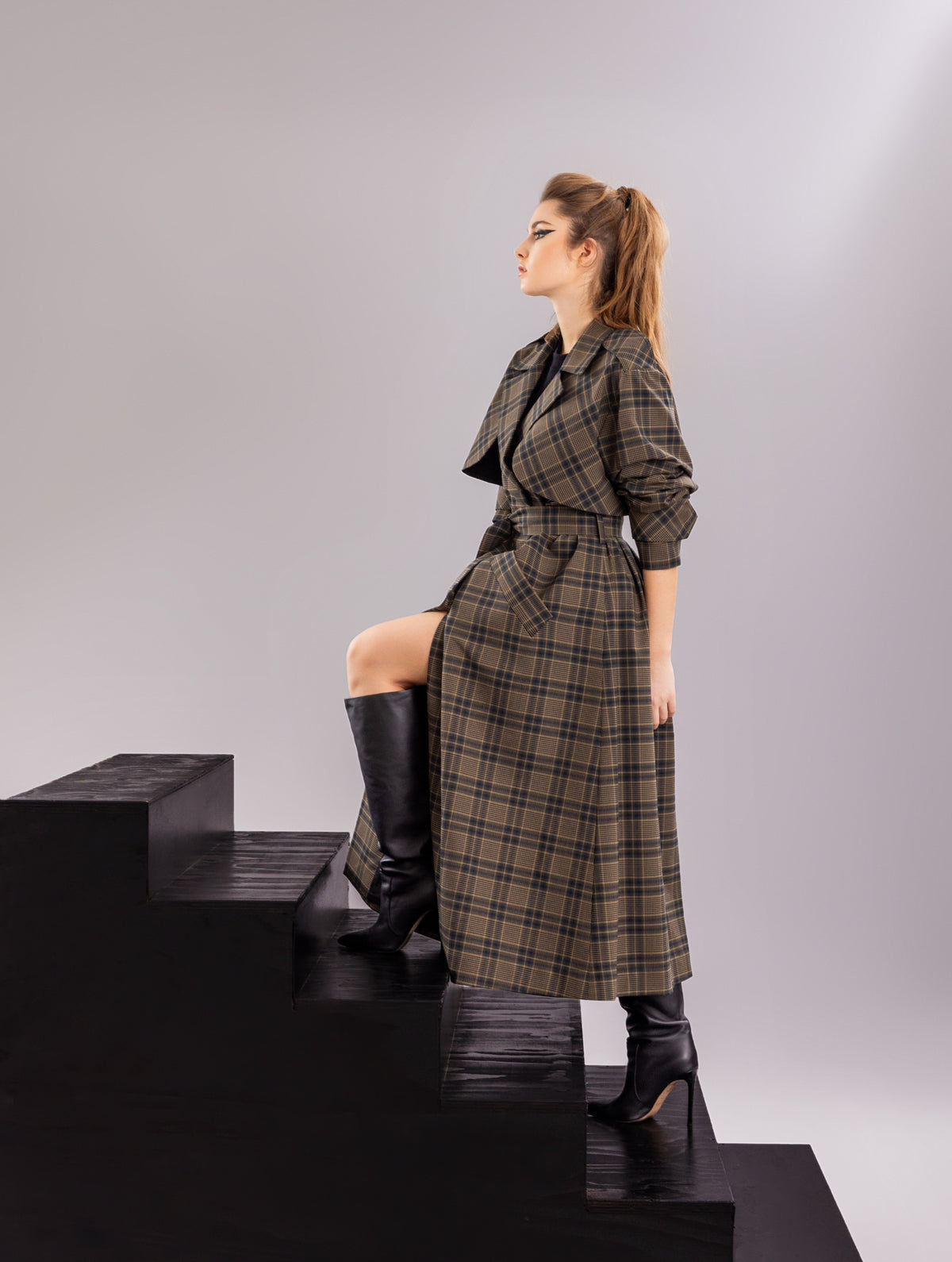 Karierter Maxi-Trenchcoat mit Gürtel und angesetzten Ärmeln mit Ärmelgürteln, sowie Schulterklappen.