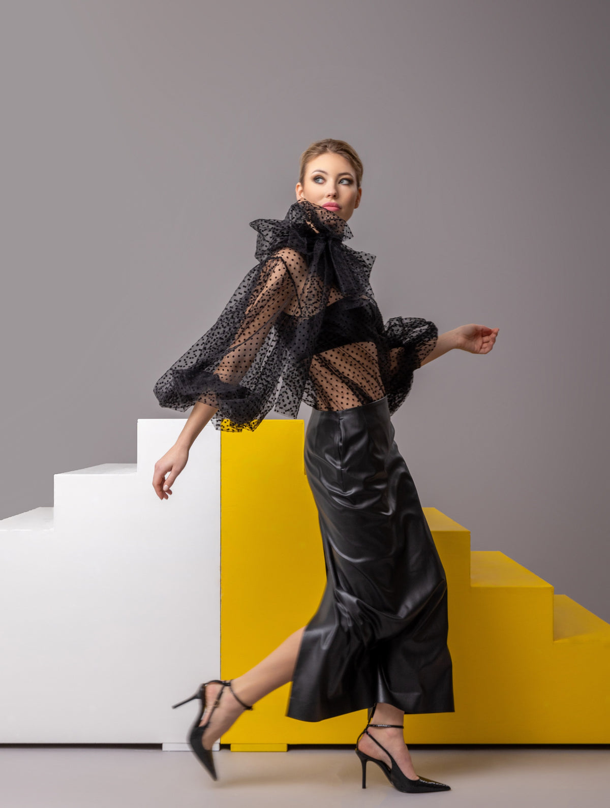 Extravagante gepunktete Tüllbluse mit tiefem V-Ausschnitt, weiten Dichterärmeln und extra langem Schalkragen. Dieses Modell ist Teil unserer REBORN-Kollektion und steht für unsere "Zero-Waste-Politik".