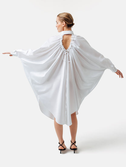 Weites Maxikleid, sophisticated Look durch den ausgefallenen Rückenauschnitt, der sich verstellen lässt, sodass man die Tiefe des Rückenausschnitts anpassen kann, Lange Ärmel mit klassischen Hemdmanschetten und Kragen.