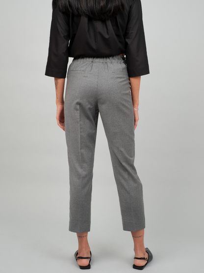 „LOLA“ ist eine hochwertige Jogger-Stil-Hose aus feiner Wolle, die durch außergewöhnlichen Tragekomfort, Wärme und Bewegungsfreiheit überzeugt. Vielseitig kombinierbar – ob leger mit Sneakern oder elegant mit Pumps – und nachhaltig in Europa gefertigt.