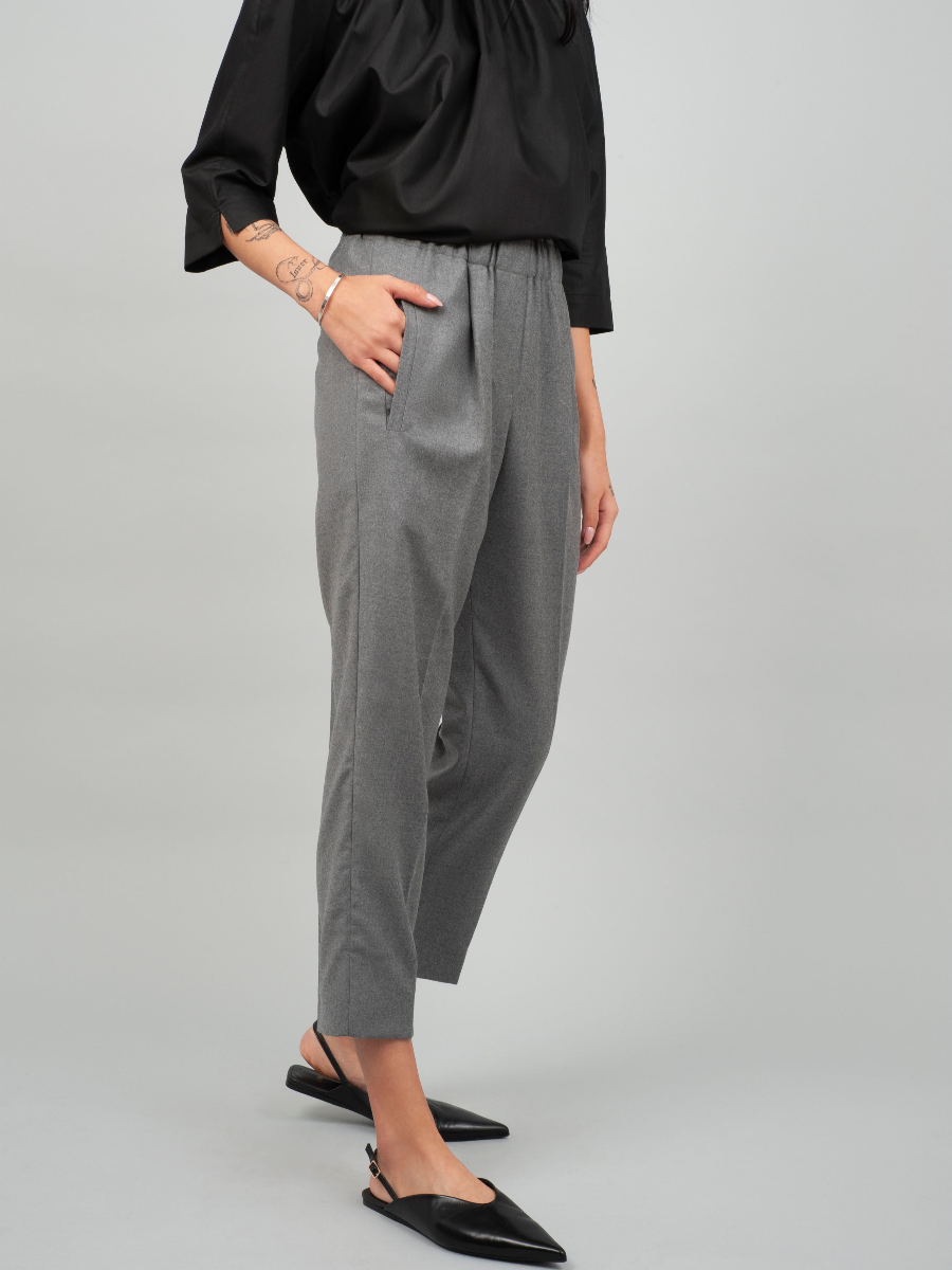 „LOLA“ ist eine hochwertige Jogger-Stil-Hose aus feiner Wolle, die durch außergewöhnlichen Tragekomfort, Wärme und Bewegungsfreiheit überzeugt. Vielseitig kombinierbar – ob leger mit Sneakern oder elegant mit Pumps – und nachhaltig in Europa gefertigt.