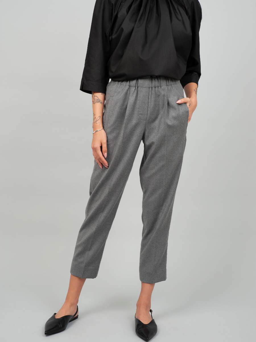 „LOLA“ ist eine hochwertige Jogger-Stil-Hose aus feiner Wolle, die durch außergewöhnlichen Tragekomfort, Wärme und Bewegungsfreiheit überzeugt. Vielseitig kombinierbar – ob leger mit Sneakern oder elegant mit Pumps – und nachhaltig in Europa gefertigt.