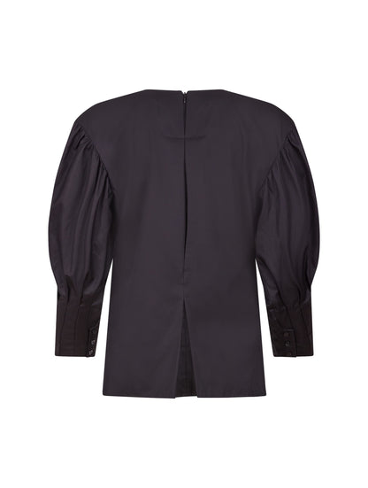 Eine locker sitzende Bluse mit Rundhalsausschnitt, überschnittenen Schultern, mittigen Kellerfalten auf Vorder- und Rückseite und kurzen Seitenschlitzen. Modernes Design für den Alltag. Dieses Produkt stammt aus unserer „Reborn“-Kollektion, in der wir Artikeln neues Leben einhauchen, indem wir sie modifizieren.