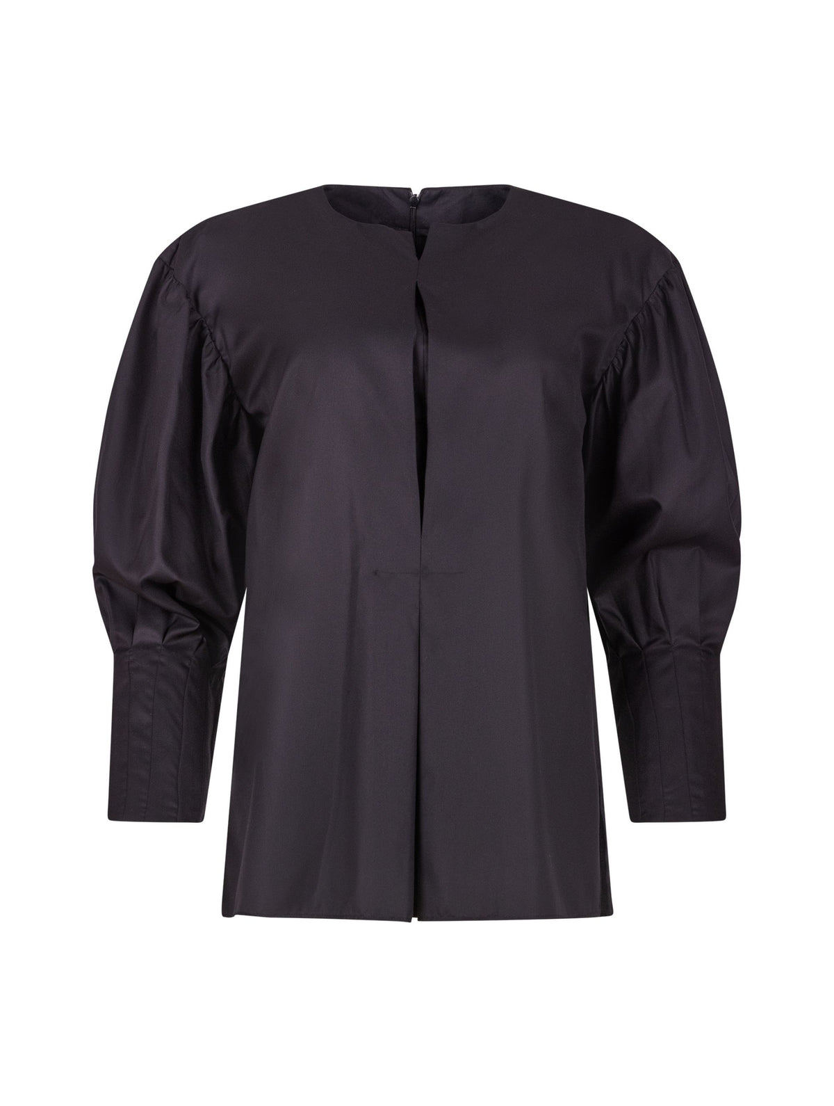 Eine locker sitzende Bluse mit Rundhalsausschnitt, überschnittenen Schultern, mittigen Kellerfalten auf Vorder- und Rückseite und kurzen Seitenschlitzen. Modernes Design für den Alltag. Dieses Produkt stammt aus unserer „Reborn“-Kollektion, in der wir Artikeln neues Leben einhauchen, indem wir sie modifizieren.