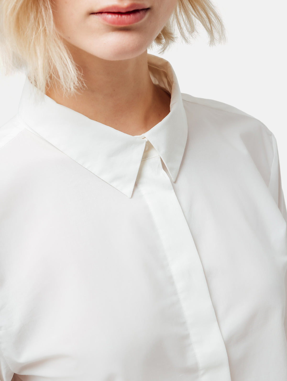 Weiße Baumwoll-Crop-Bluse mit weitem Umlegekragen und abnehmbaren Krawatten-Accessoires aus schwarzer Baumwolle. Dieses Produkt ist Teil unserer Reborn Linie.