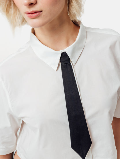 Weiße Baumwoll-Crop-Bluse mit weitem Umlegekragen und abnehmbaren Krawatten-Accessoires aus schwarzer Baumwolle. Dieses Produkt ist Teil unserer Reborn Linie.