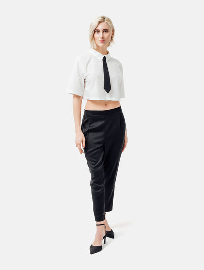 Weiße Baumwoll-Crop-Bluse mit weitem Umlegekragen und abnehmbaren Krawatten-Accessoires aus schwarzer Baumwolle. Dieses Produkt ist Teil unserer Reborn Linie.