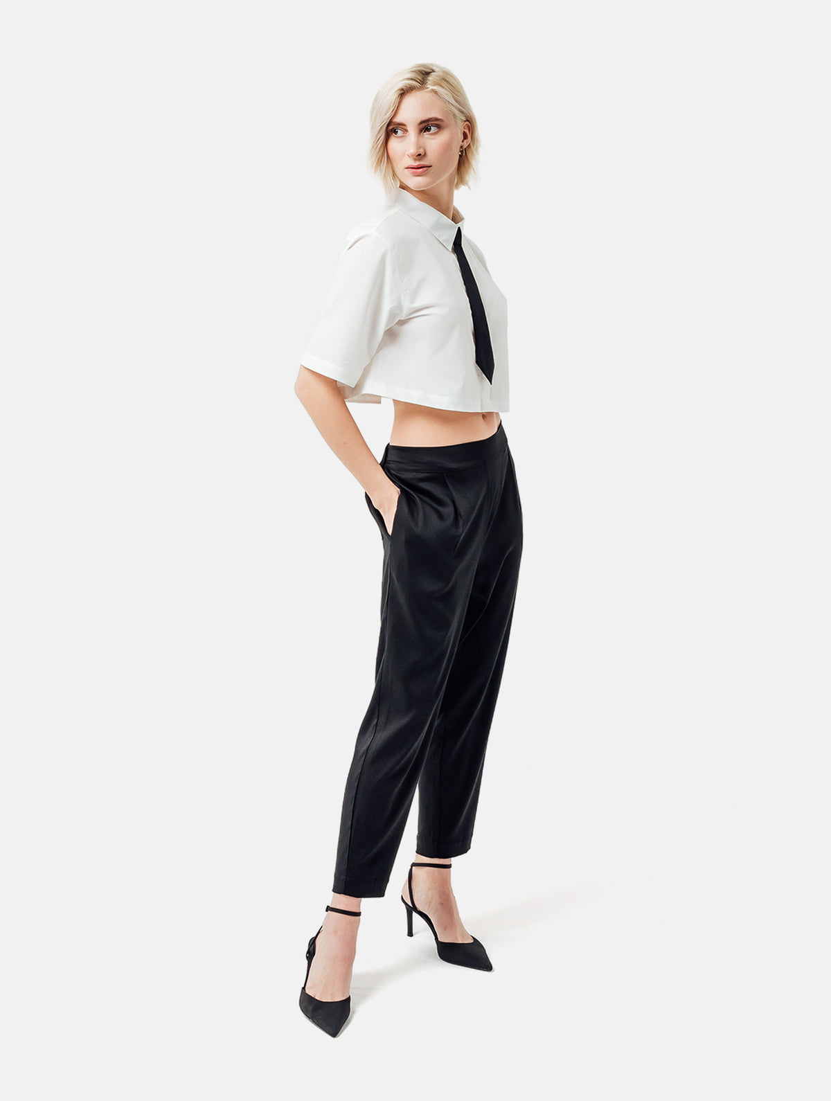 Weiße Baumwoll-Crop-Bluse mit weitem Umlegekragen und abnehmbaren Krawatten-Accessoires aus schwarzer Baumwolle. Dieses Produkt ist Teil unserer Reborn Linie.