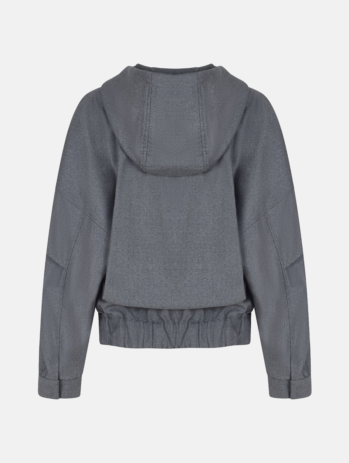 Locker geschnittene Blousonjacke mit Kapuze und Reißverschluss, sowie dreiecksförmiger Kängurutasche im Vorderteil und elastischem Bündchen am Saumende. Dieses Modell ist Teil unserer REBORN-Linie und steht für unsere "Zero-Waste-Politik", da mit Stoff aus Altbestand gefertigt.