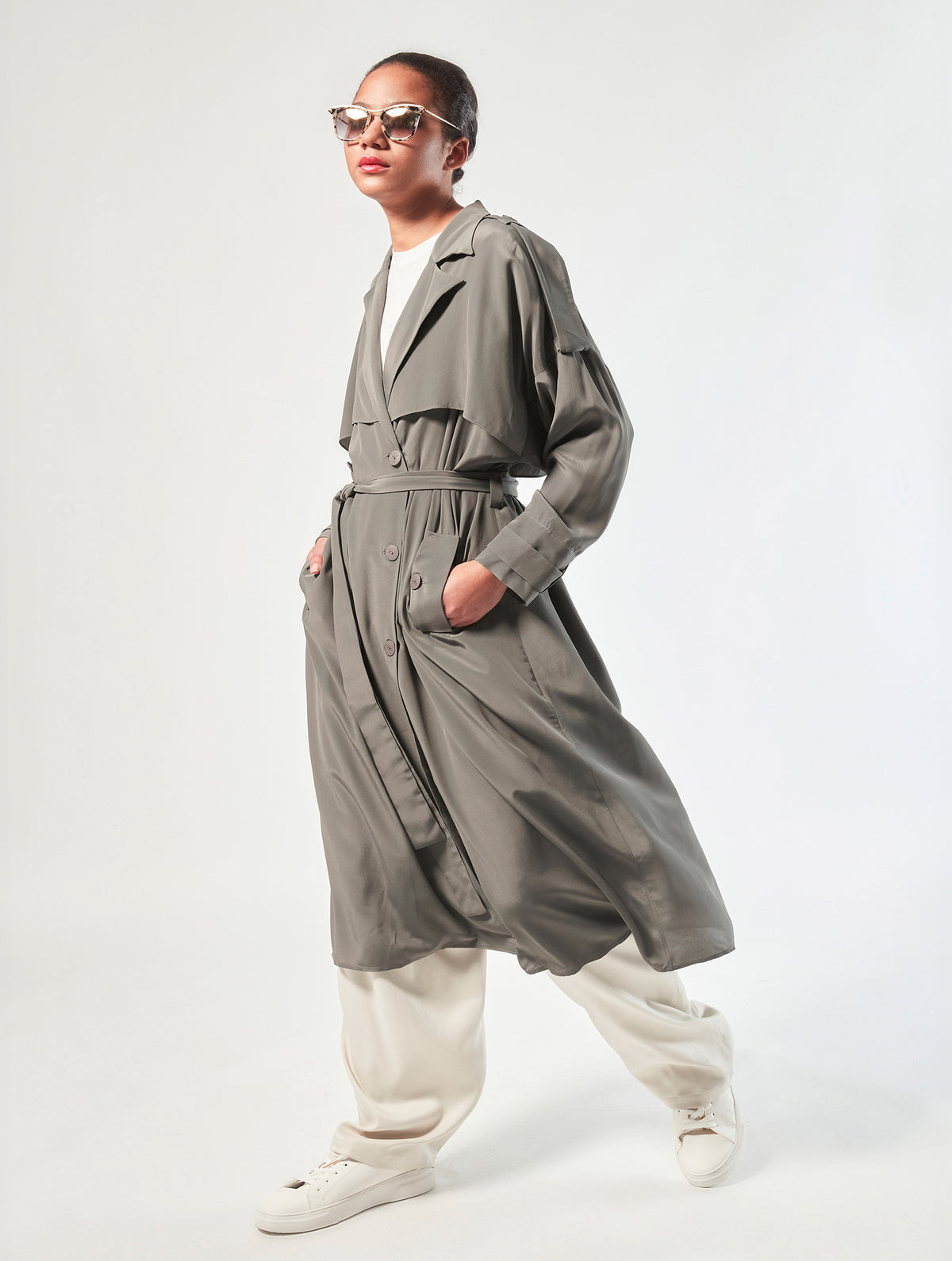 Doppelreihiger Trenchcoat aus 100% Seide, mit Schulter -und Rückencoller und extralangen Schulter- und Manschettenriegel