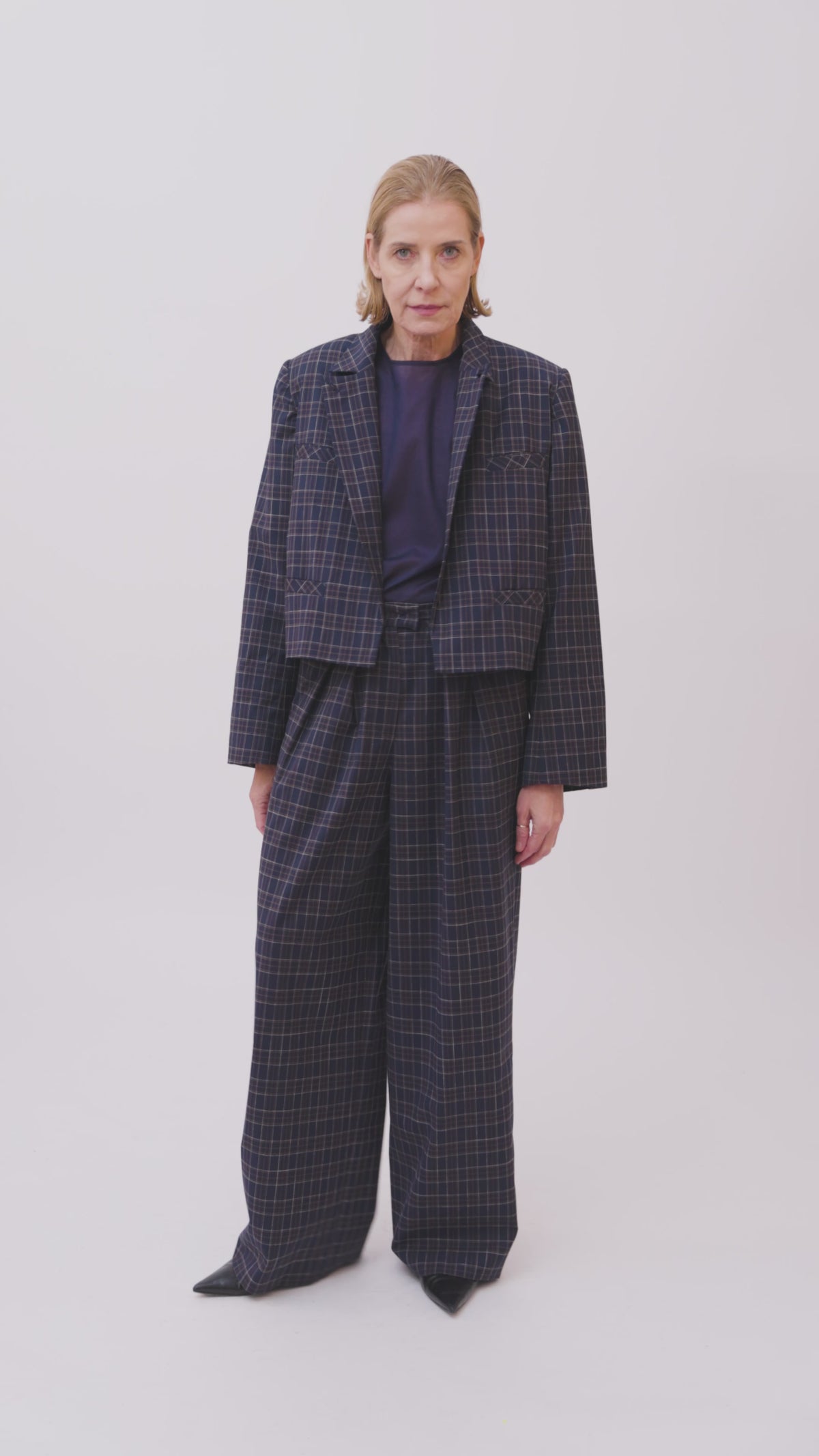 Kurze Blazerjacke Hager mit geradem Schnitt aus 100% Merinowolle von Helene Galwas