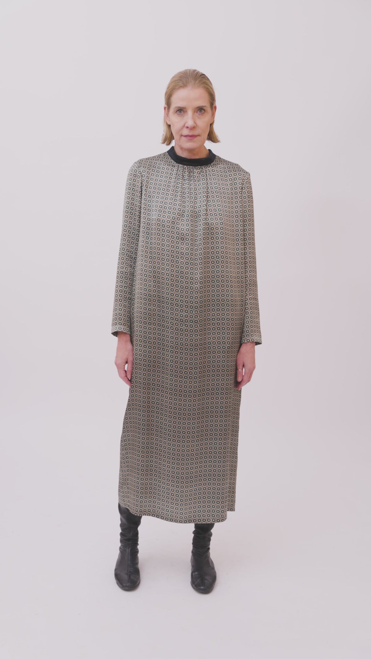 Lang geschnittenes Seidenkleid Hope aus 100% italienischer Seide mit exklusivem Print von Helene Galwas