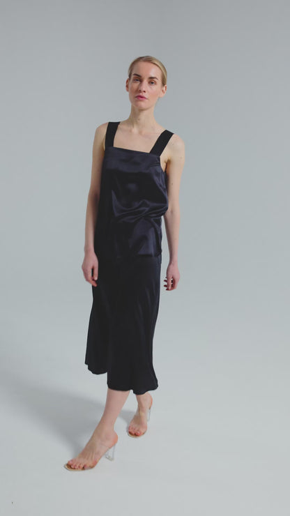 Tanktop aus Seidensatin mit breiten Trägern und Brustabnähern, sowie kleinen Einsätzen am Saumende an den Seitennähten. Dieses Produkt ist Teil unserer Reborn Linie.