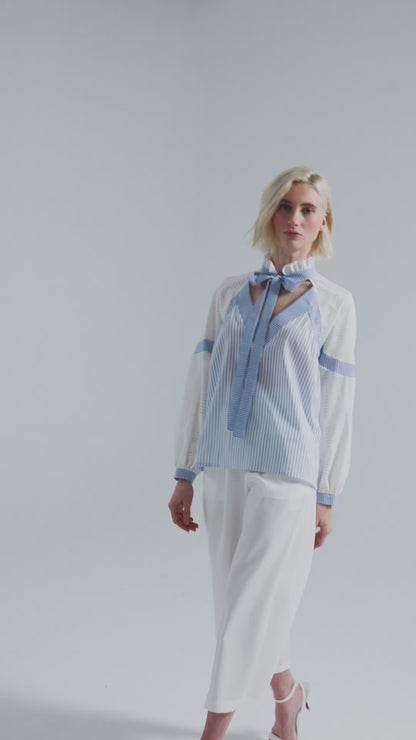 Gerade geschnittene Bluse mit nachhaltigem Design. Hergestellt aus Baumwollstoffen mit verschiedenen Streifen.