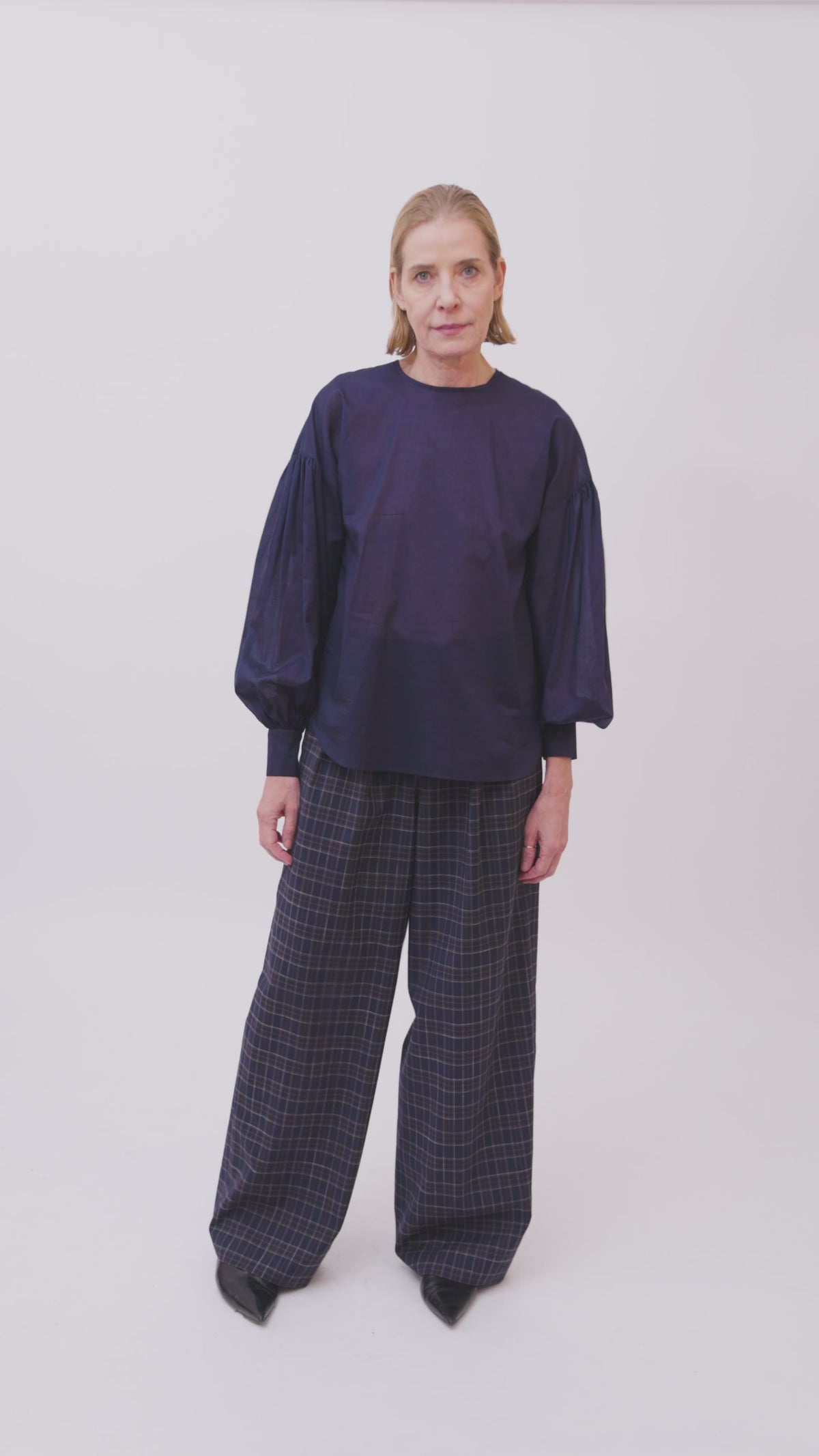 Weite Bluse Hadley aus 100% Bio-Baumwolle mit schlichtem Design von Helene Galwas