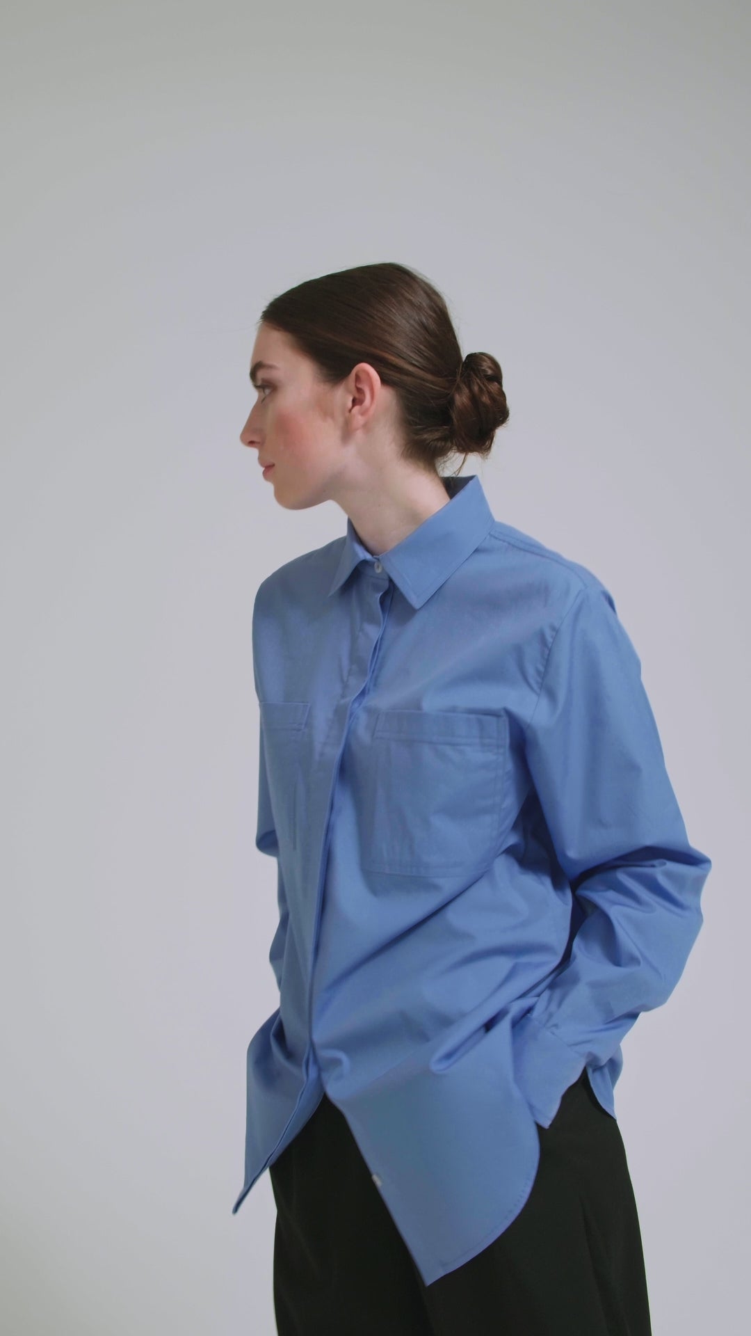 Langes Oversize Blusenhemd mit klassischem Hemdkragen und Manschetten, sowie zwei aufgesetzten Brutstaschen und abgerundeten Saumende im Rückteil.  Dieses Modell ist Teil unserer REBORN-Linie und steht für unsere "Zero-Waste-Politik", da mit Stoff aus Altbestand gefertigt.