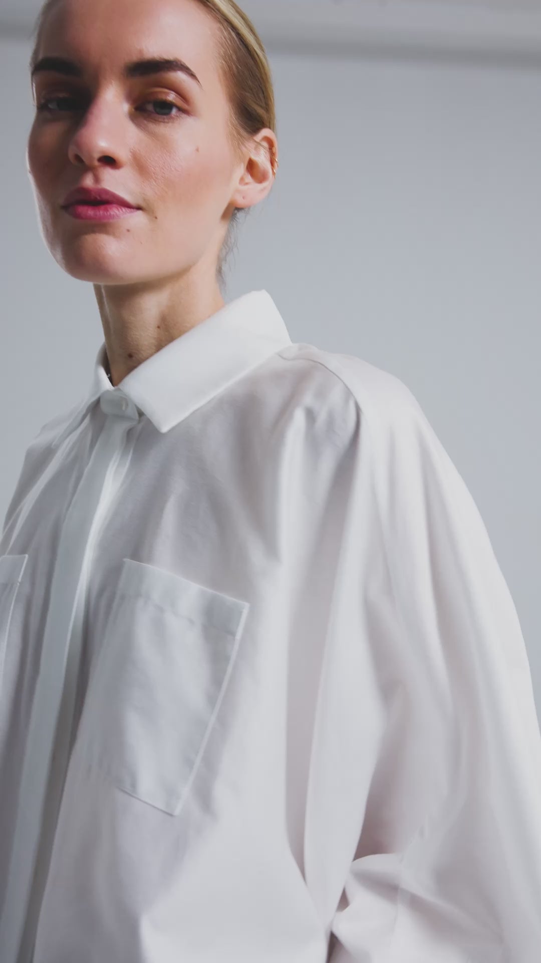 Weites Oversizebluse, sophisticated Look durch den ausgefallenen Rückenauschnitt, der sich verstellen lässt, sodass man die Tiefe des Rückenausschnitts anpassen kann, Lange Ärmel mit klassischen Hemdmanschetten und Kragen.