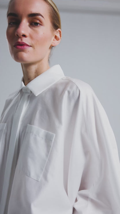 Weites Oversizebluse, sophisticated Look durch den ausgefallenen Rückenauschnitt, der sich verstellen lässt, sodass man die Tiefe des Rückenausschnitts anpassen kann, Lange Ärmel mit klassischen Hemdmanschetten und Kragen.