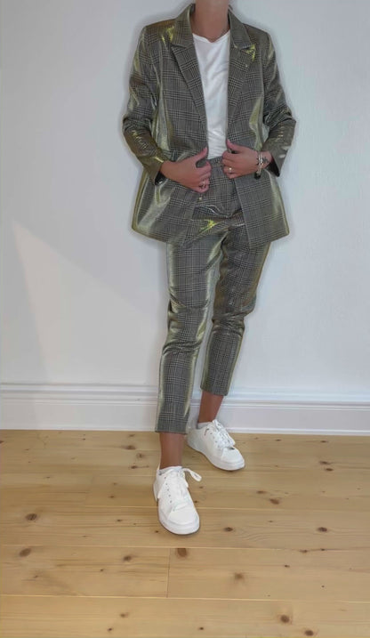 Bundfaltenhose gefertigt aus einer abgetragenen Tartanbahn und mit einem speziellen glänzenden Material beschichtet