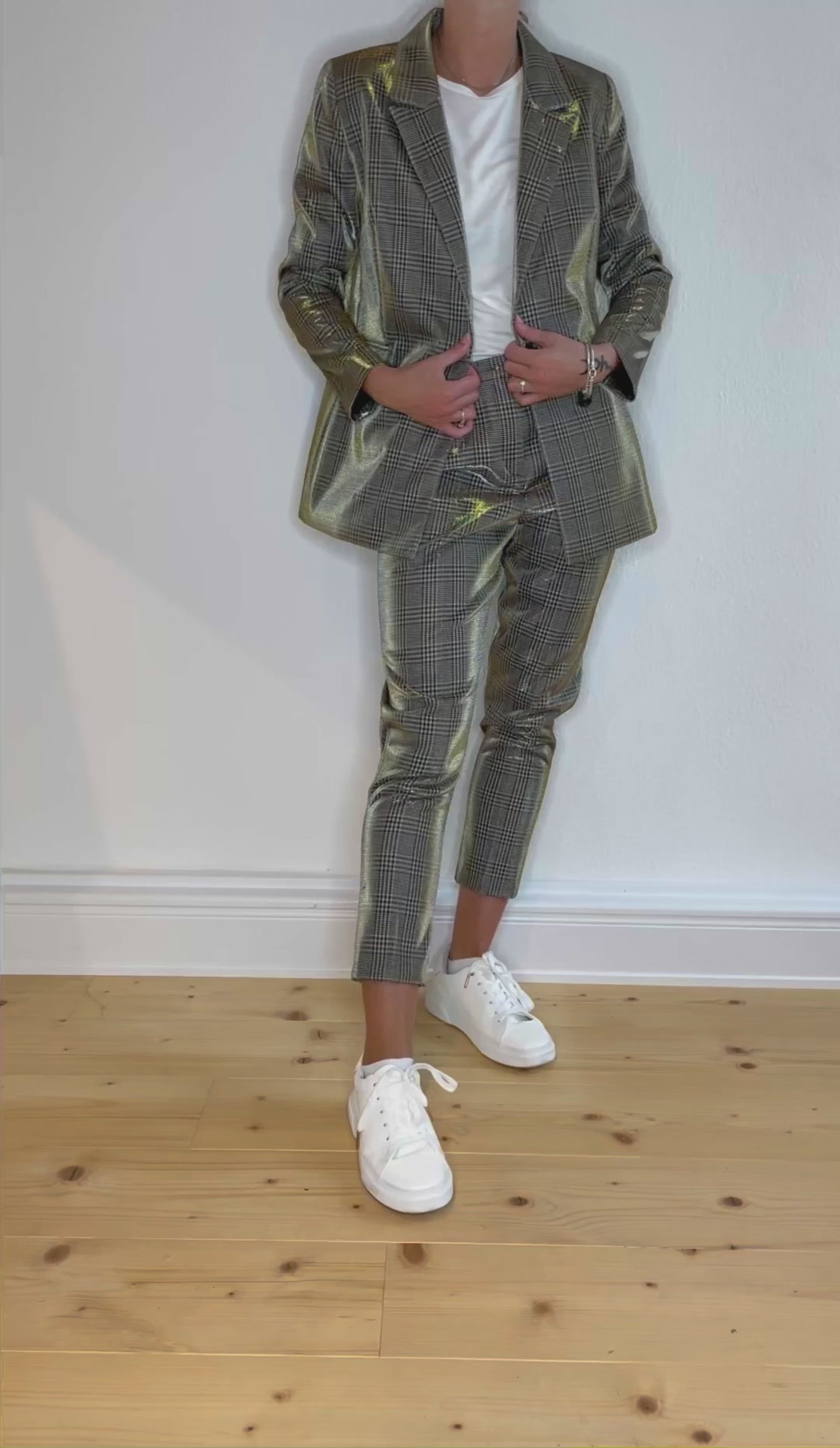 Bundfaltenhose gefertigt aus einer abgetragenen Tartanbahn und mit einem speziellen glänzenden Material beschichtet