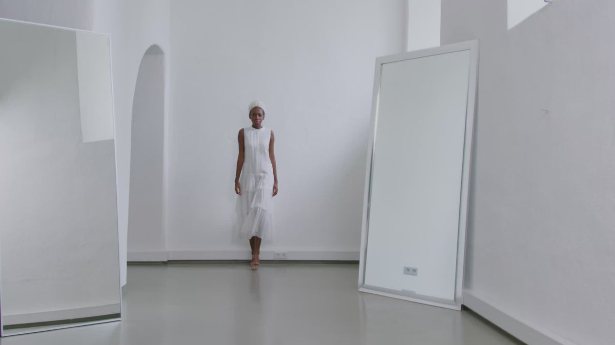 Maxikleid aus einem luxuriösen Baumwoll-Seiden Mix, vertikalen Biesen, schmaler Knopfleiste und 3 breiten Volants am Rockteil