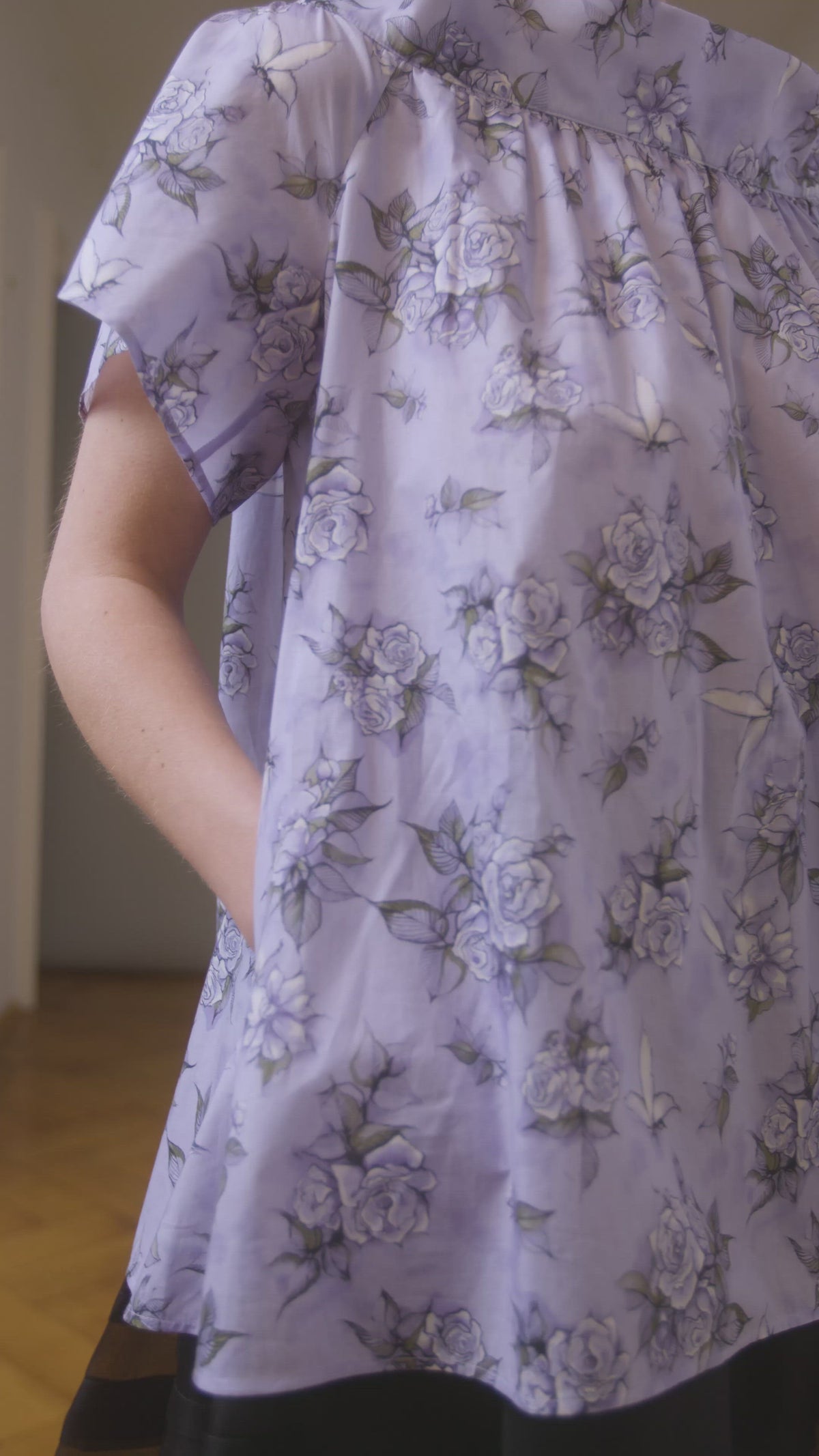 Weit geschnittene Bluse aus Premium Baumwolle, Carmen Ausschnitt auf dem Rücken zum Binden und ausgestellten Ärmeln.