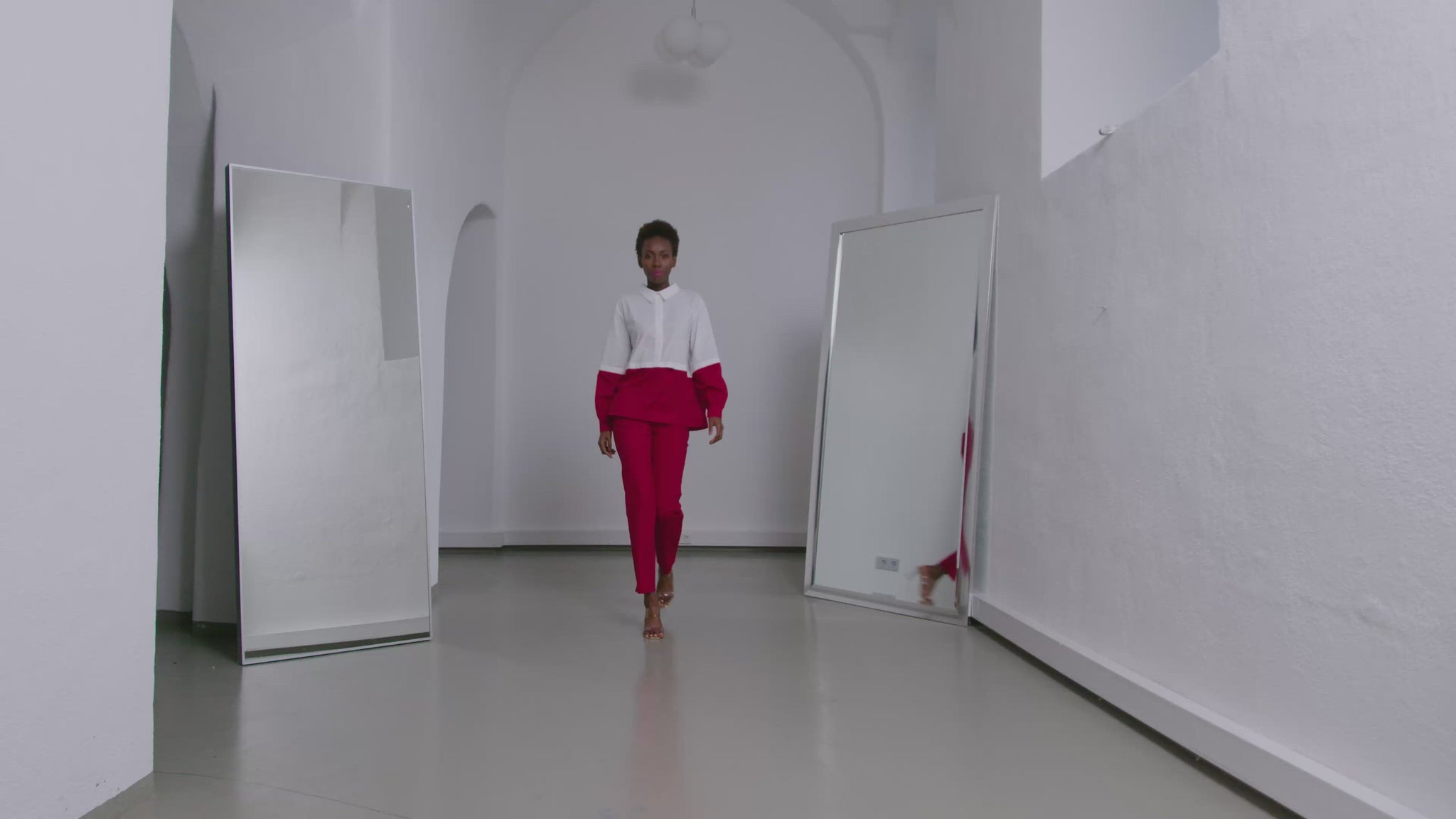 Bluse aus 100% feiner Baumwolle mit weitem Umlegekragen, durch abknöpfbarem unteren Teil auch als Crop-Bluse zu tragen