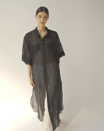Ultraleichtes Kaftankleid mit Hemdkragen und langer Knopfleiste, langen Seitenschlitzen