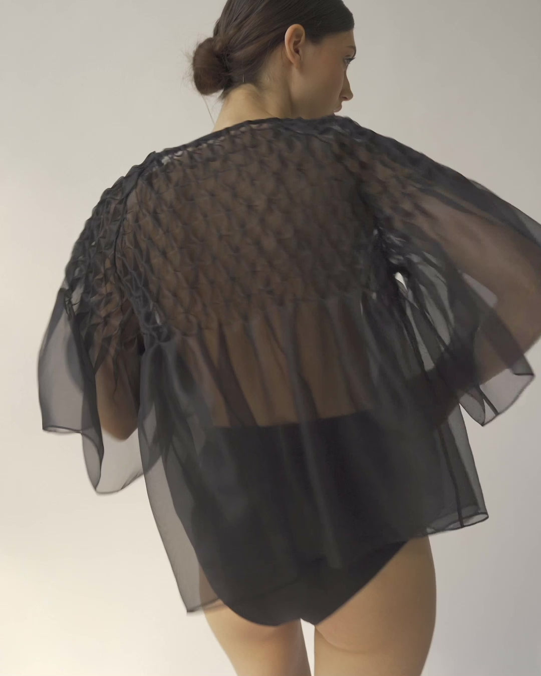 Handgefertigte Seidenbluse mit weiten Raglanärmeln und gesmokten Details