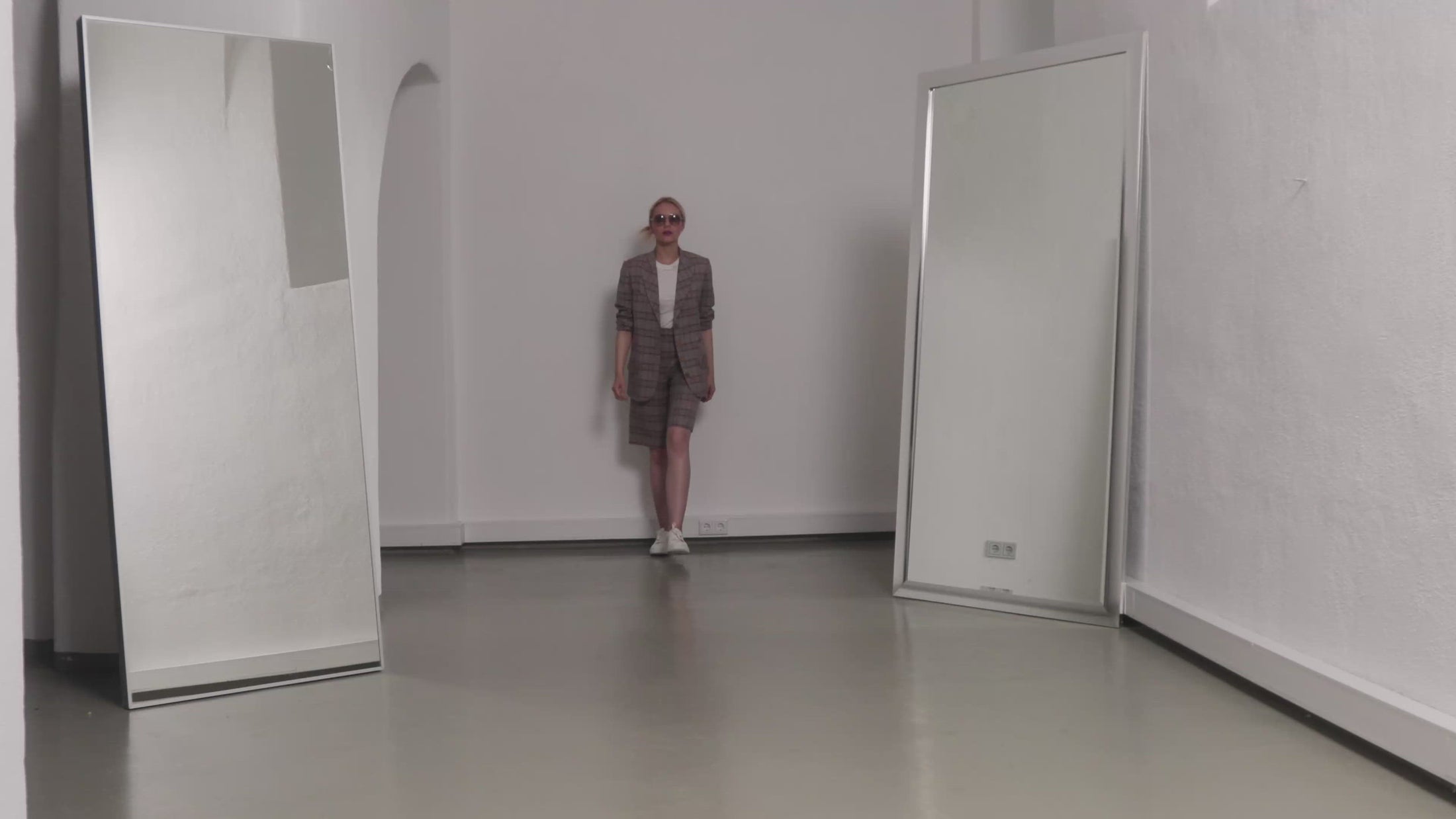 Bermuda aus weichem Viskose-Leinen-Mix in elegantem High-Waist Schnitt, seitlichen Eingriffstaschen und langen Abnähern auf der Vorderseite