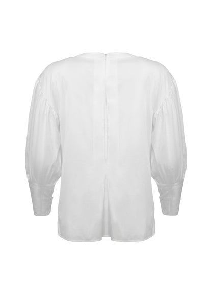 Außergewöhnliche, weiße Basic Bluse aus 100% Baumwolle mit Rundhalsausschnitt, Kellerfalte mittig und seitlichen Schlitzen