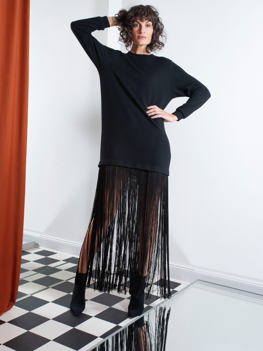 Schwarzes, hochgeschlossenes Feinstrickkleid aus 100% Wolle mit extralangen, abnehmbaren Fransen