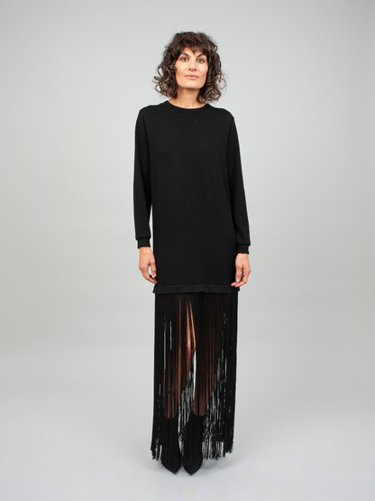 Schwarzes, hochgeschlossenes Feinstrickkleid aus 100% Wolle mit extralangen, abnehmbaren Fransen