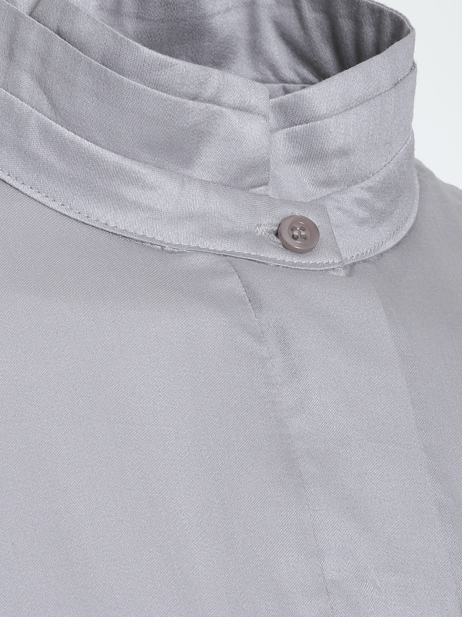 Midi Hemdkleid aus Viskose mit Stehkragen, versteckter Knopfleiste und einem seitlichen Schlitz