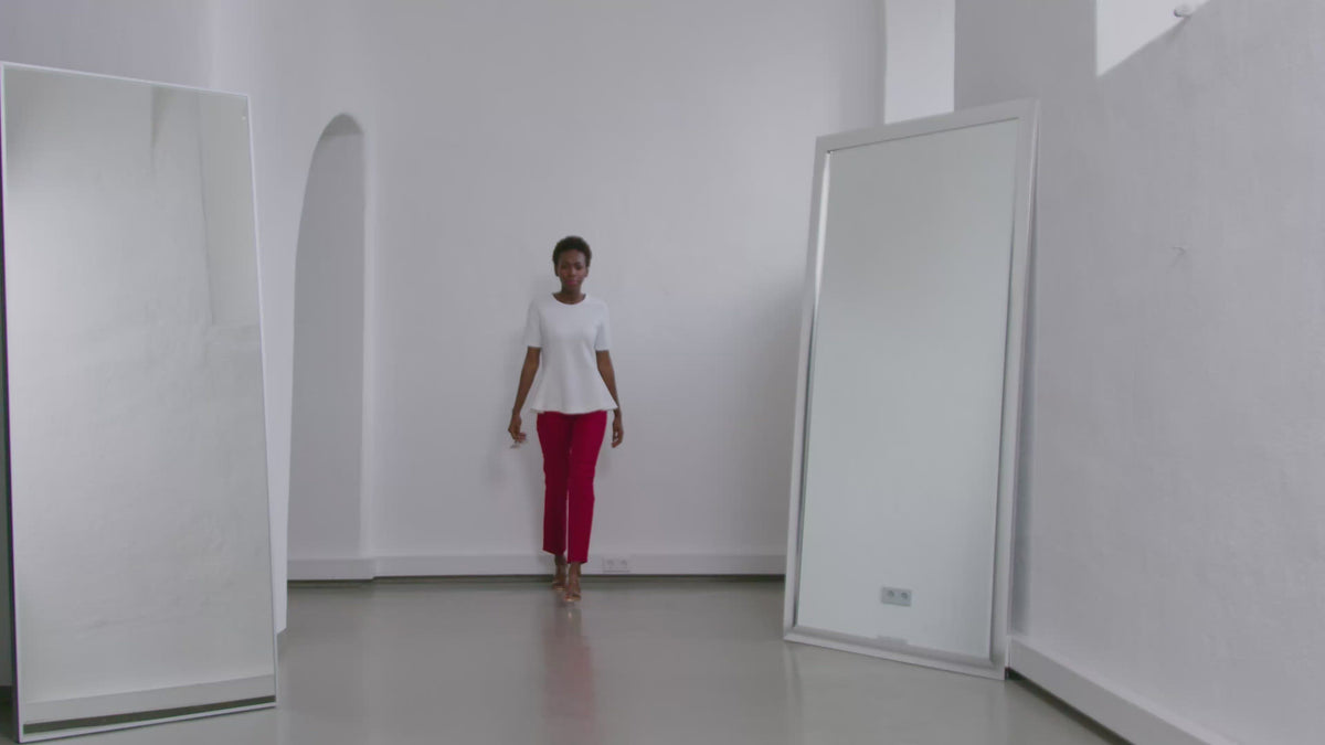 Bluse aus festem Baumwoll-Mix, tailliertem Schnitt mit peplum Schößchen und weit ausgestelltem Saum