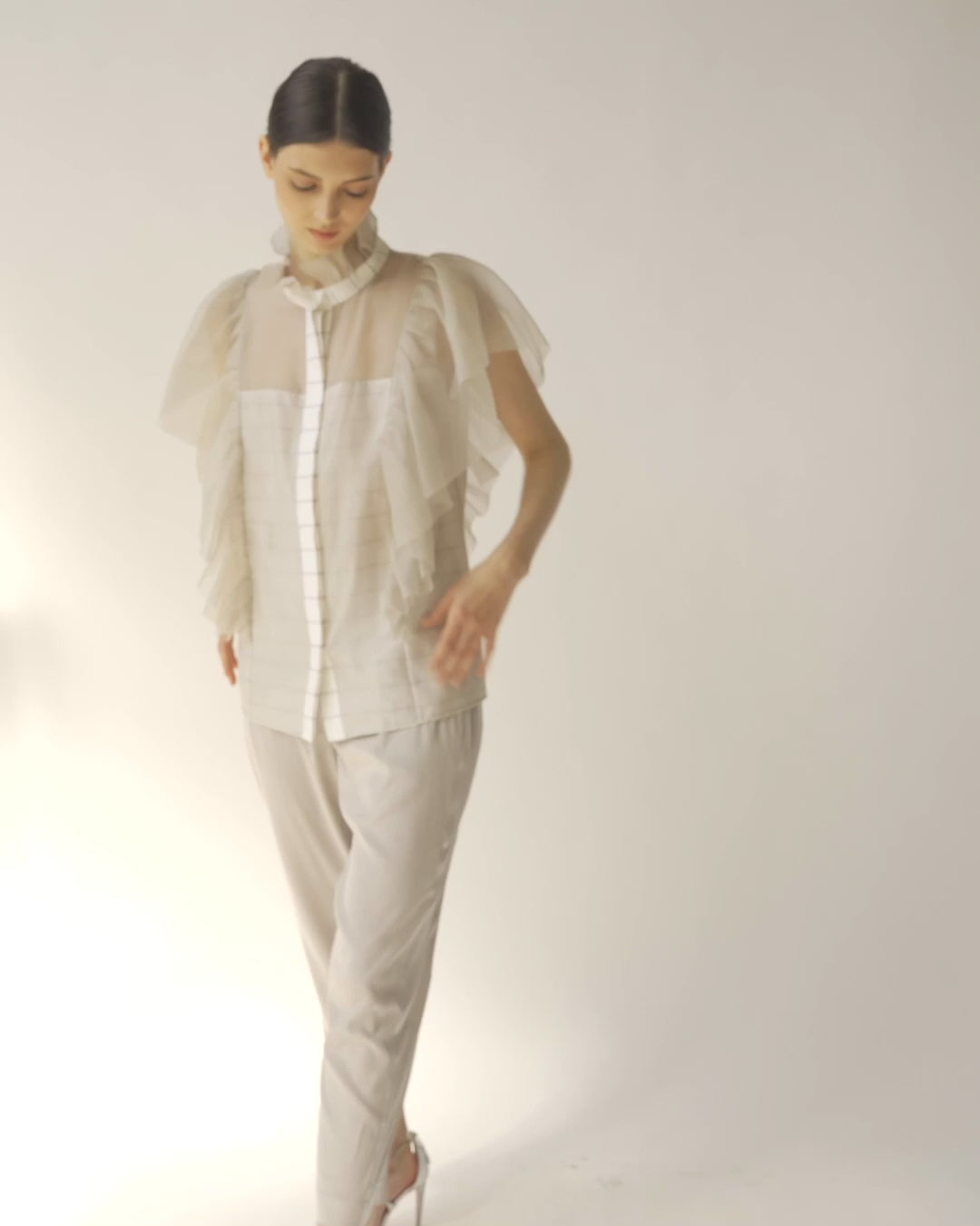 Bluse mit Organza-Volants auf Vorderseite, Schultern, Rücken und Kragen